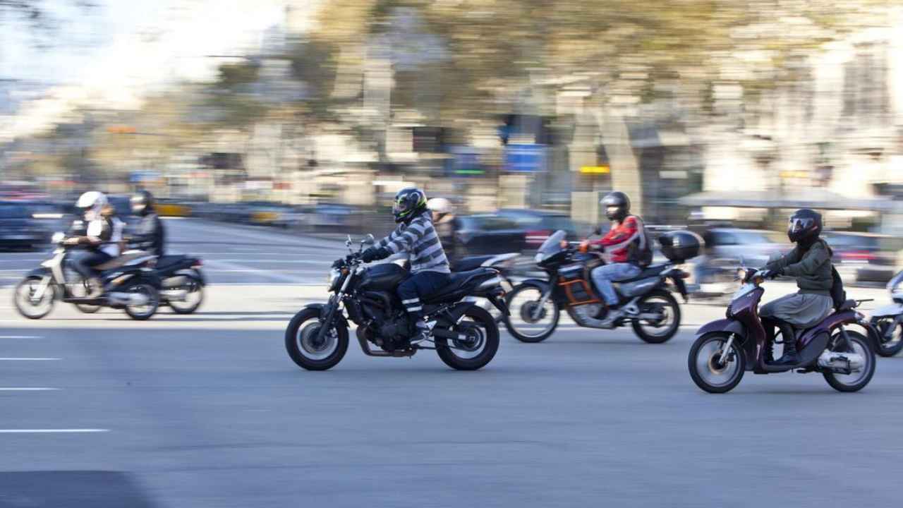 Ciclomotor eléctrico circulando por una calle de Barcelona.