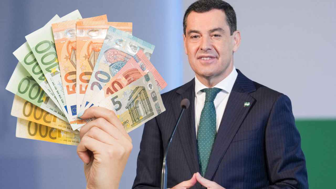Billetes de euro junto a un representante institucional de la Junta de Andalucía