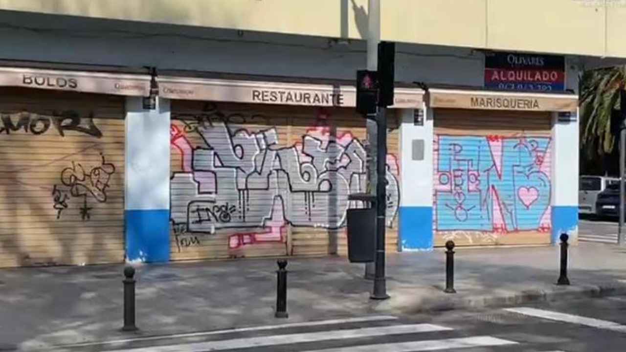 Antigua fachada de la Marisquería Bar Bolos en Pare Tomàs de Montañana de València.