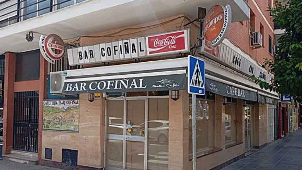 Bar Cofiñal en el barrio de Los Remedios de Sevilla antes de su cierre