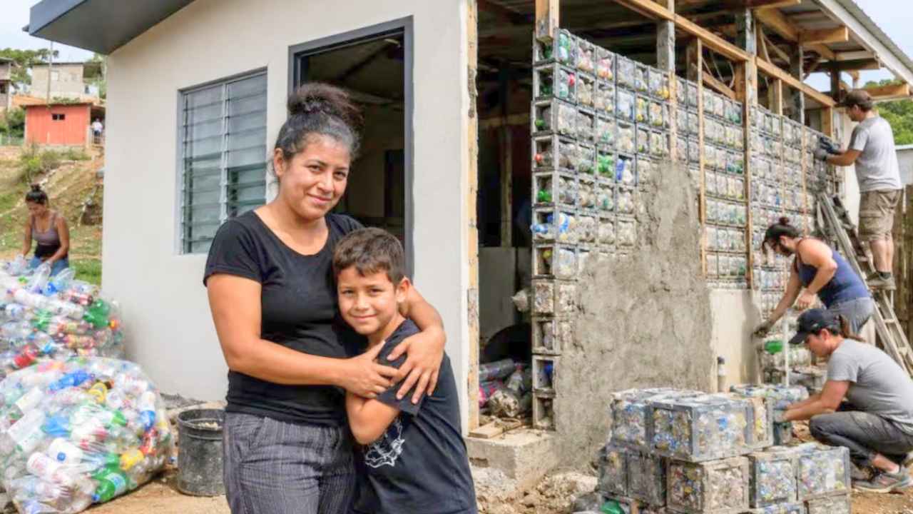 Casa de Cindy Mora en Costa Rica construida con bloques de plástico reciclado