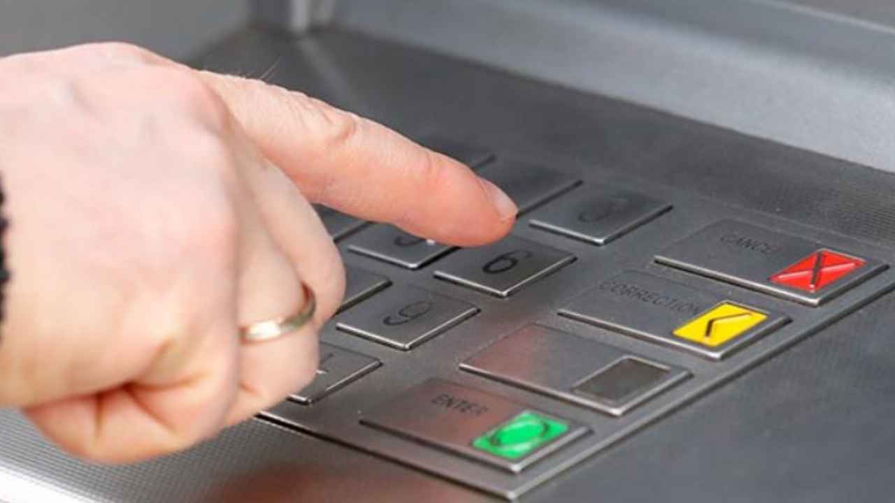 Pensionista consulta un cajero automático para revisar el cobro de prestaciones en agosto de 2026.