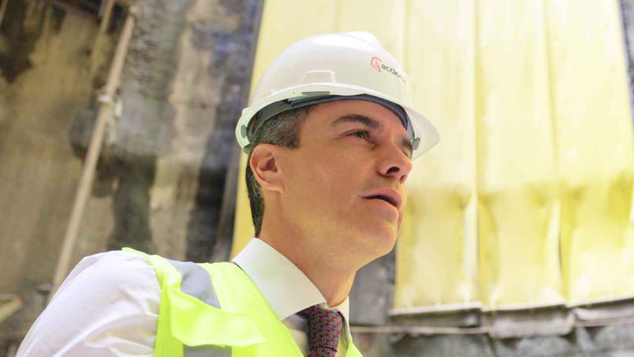 Pedro Sánchez con casco y chaleco de obra durante una visita a una construcción