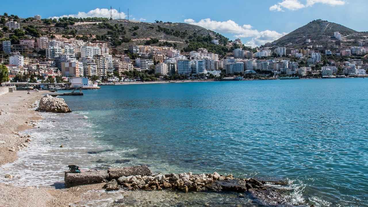 Vista de Saranda, Albania, ciudad a la que se mudaron Sam Correll y Spencer Claiborne