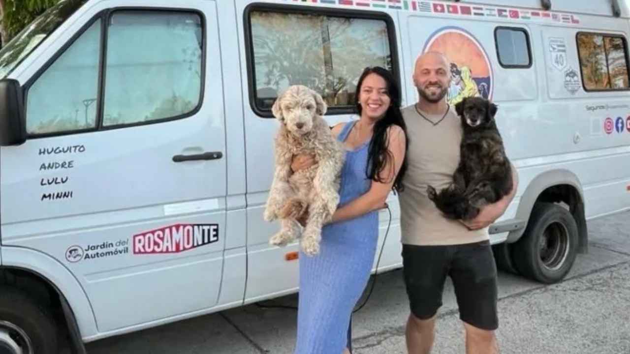 Hugo Eguiluz y Andrea Lormino con sus dos perras junto a su Sprinter de 2006 convertida en motorhome