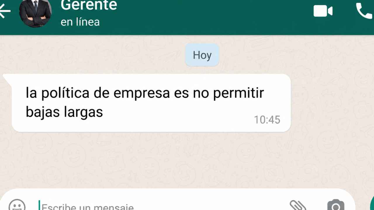Trabajadora consulta WhatsApp durante una baja médica relacionada con un despido declarado nulo
