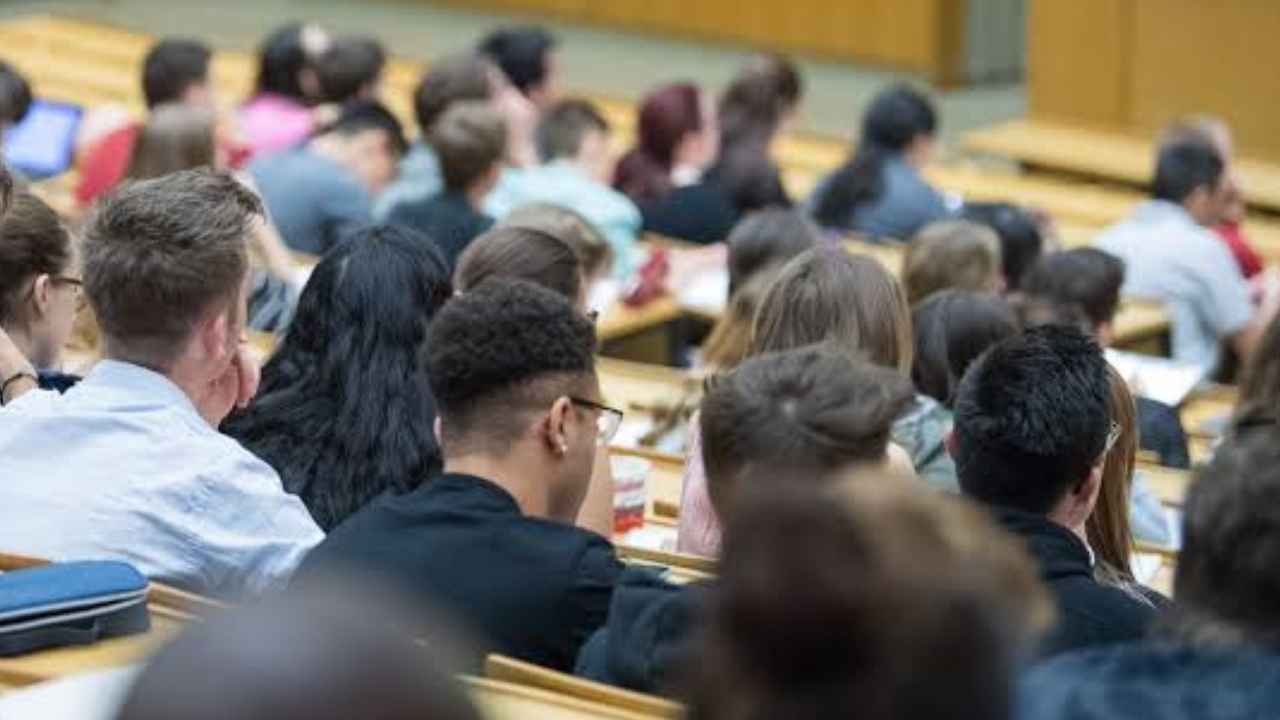Estudiantes de FP y Bachillerato en un aula durante una clase