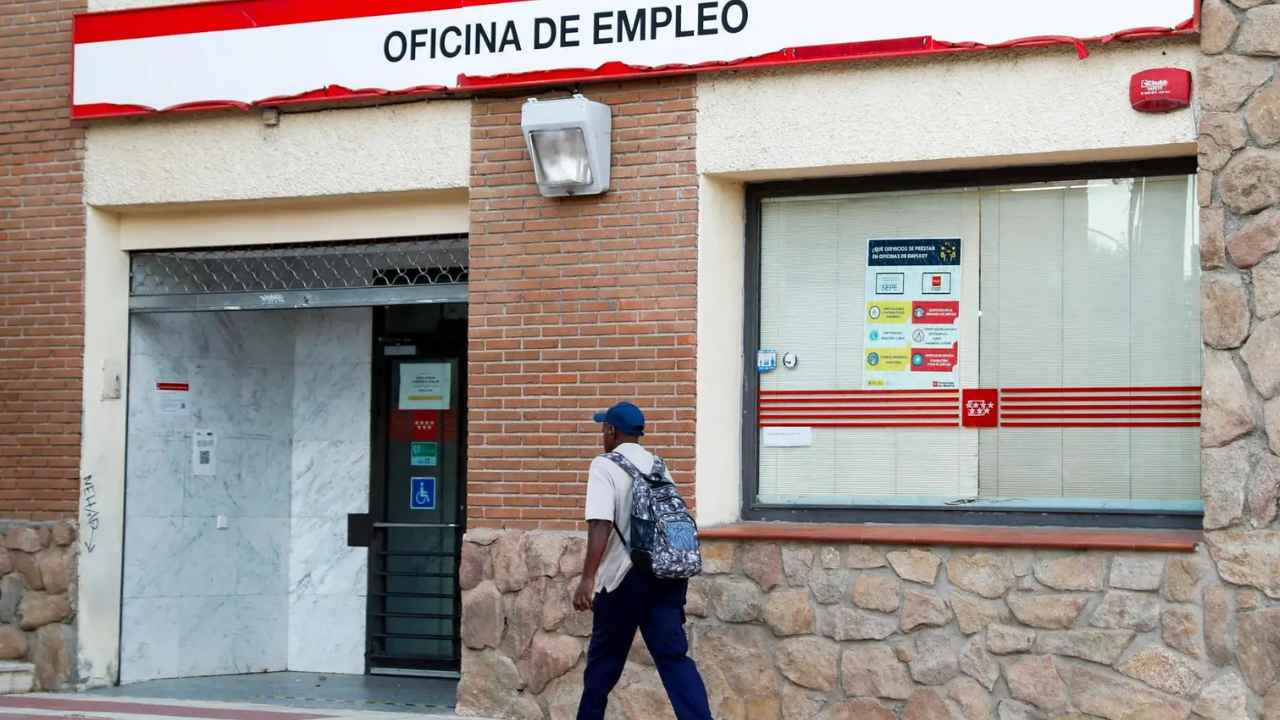 Persona esperando para inscribirse como demandantes en una oficina de empleo.