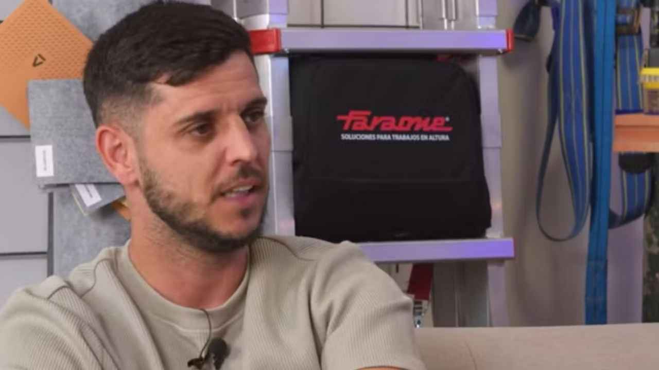 Santiago, fontanero de 37 años con dos décadas de experiencia durante una entrevista