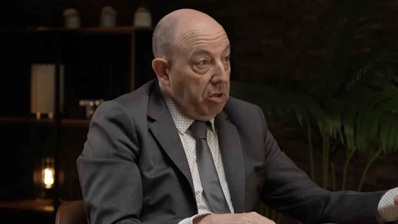 Infoemplea2 1 Economista durante una entrevista sobre la jubilación anticipada en España