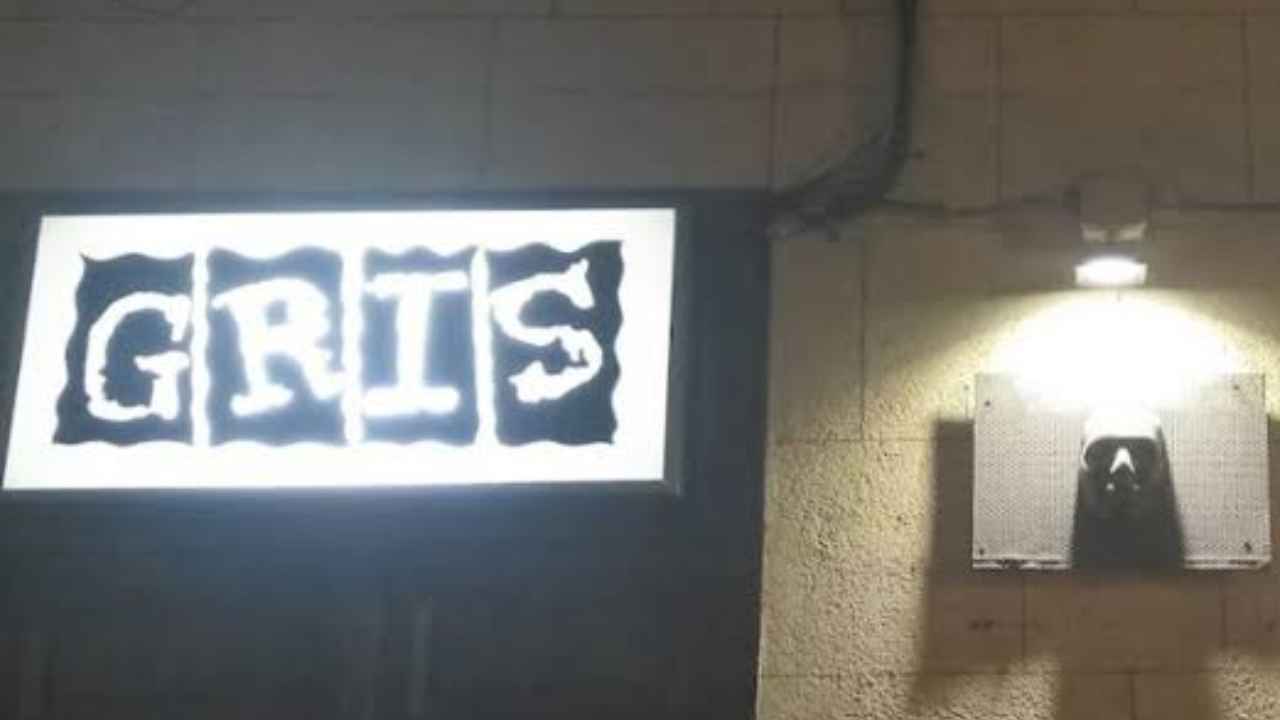 Fachada del Gris Bar en la calle San Marcos de Chueca, Madrid.
