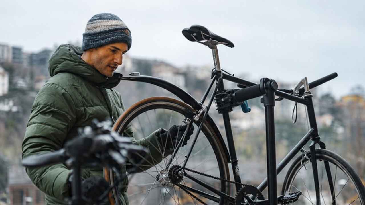 Mecánico de bicicletas trabajando con un taller móvil en Lyon
