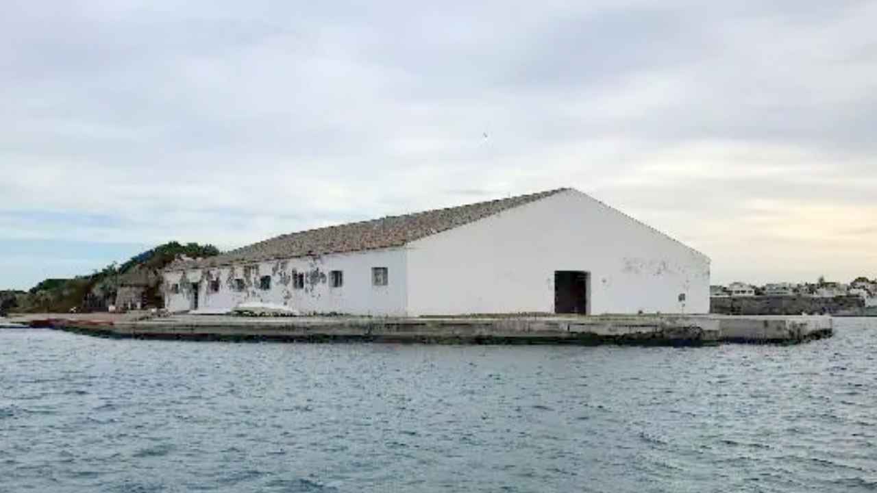 Infoemplea2 1 Antigua nave militar de la Illa Plana en el puerto de Maó
