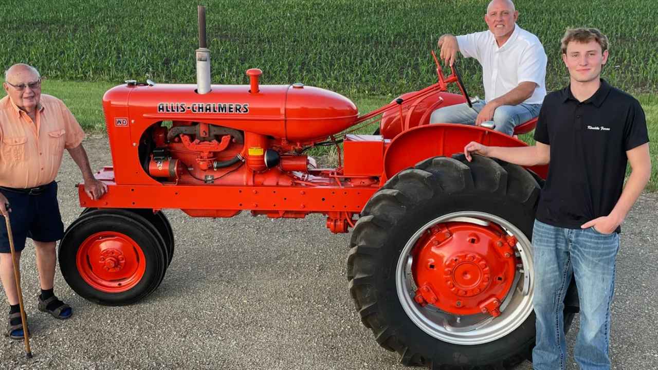 Kevin Klahn, su hijo Gabe y Lloyd Klahn junto al tractor Allis-Chalmers WD de 1953 restaurado