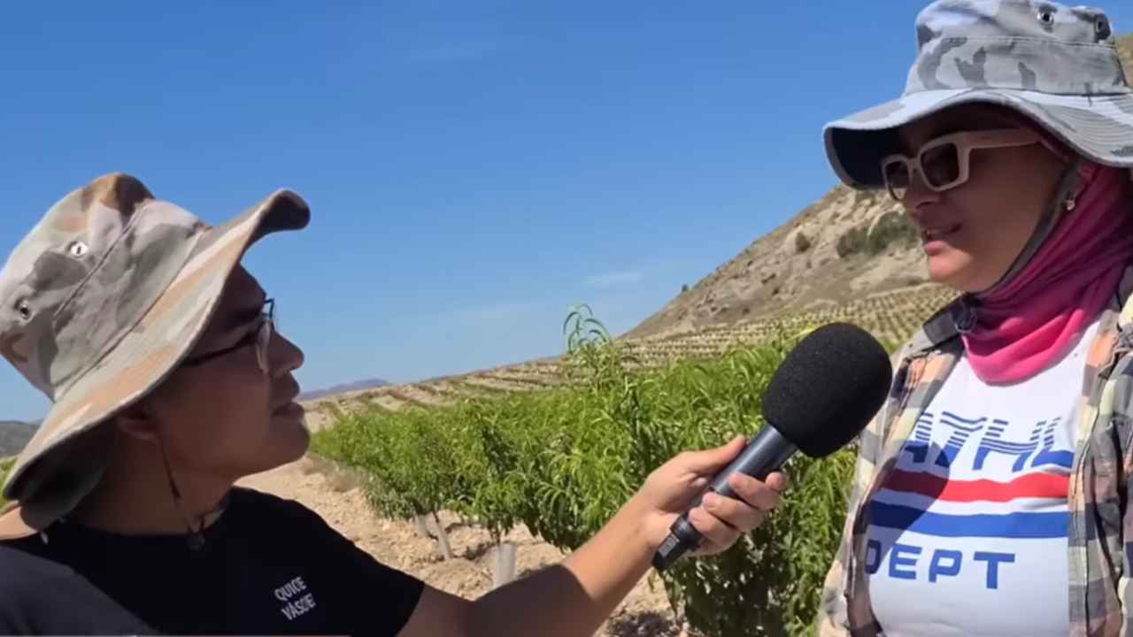 Luisa durante una entrevista sobre su trabajo agrícola en Jumilla