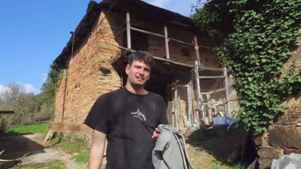 Marc Félez ante la casa de piedra abandonada que compró en El Bierzo