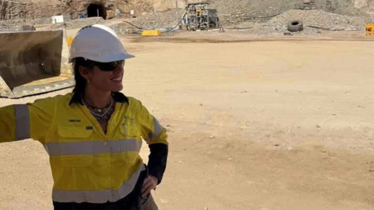Infoemplea2 1 Miriam Villalba con ropa de alta visibilidad durante su trabajo en una mina de Australia.