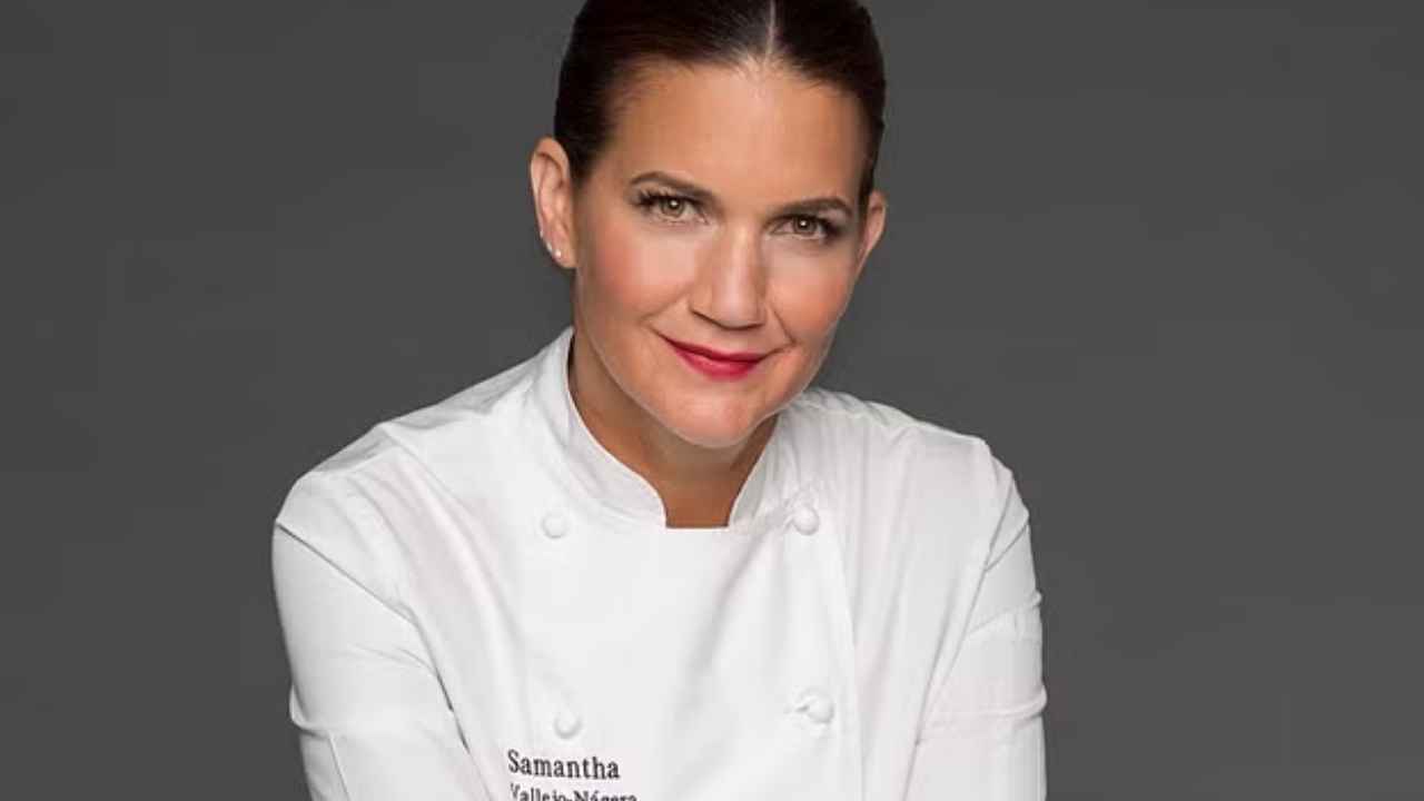 Samantha Vallejo-Nágera posa con chaqueta de chef tras fichar por Antena 3