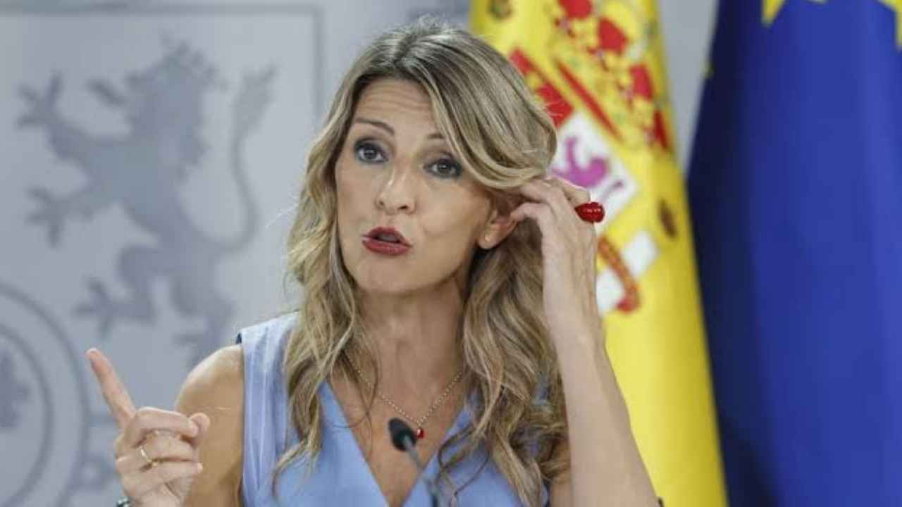 Representante del Gobierno durante una comparecencia sobre ayudas y prestaciones sociales