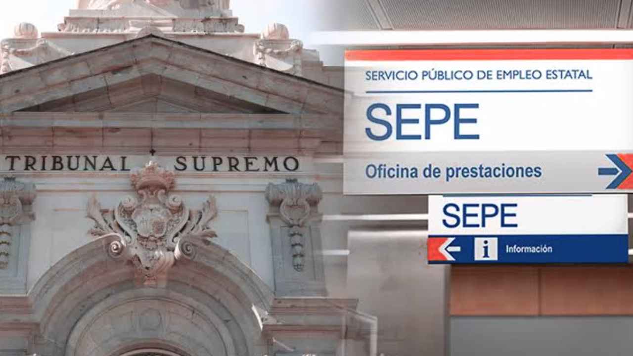 Mujer revisando una notificación del SEPE sobre la devolución del subsidio para mayores de 52 años