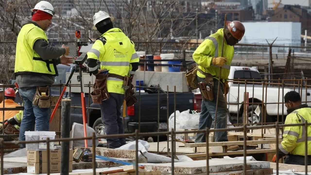 Electricistas y trabajadores de la construcción en la obra de un centro de datos en Estados Unidos.