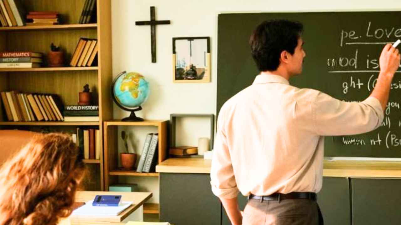 Profesor de Religión impartiendo clase ante varios alumnos en un aula