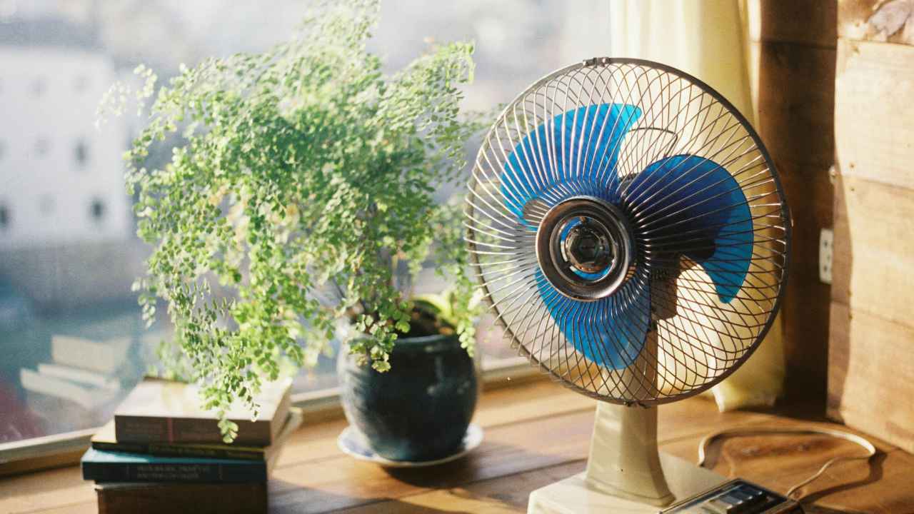 Ventilador y aparato de aire acondicionado utilizados para refrescar una vivienda en verano.