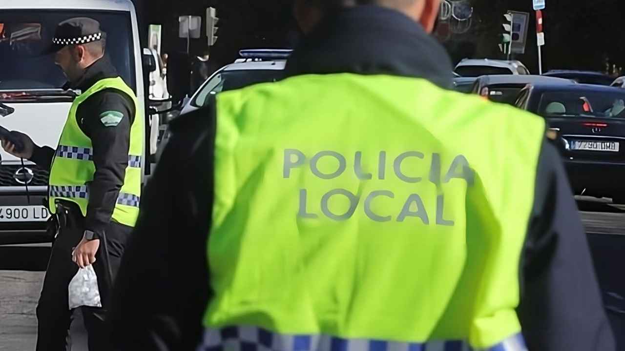 Agentes de Policía Local durante un control de tráfico