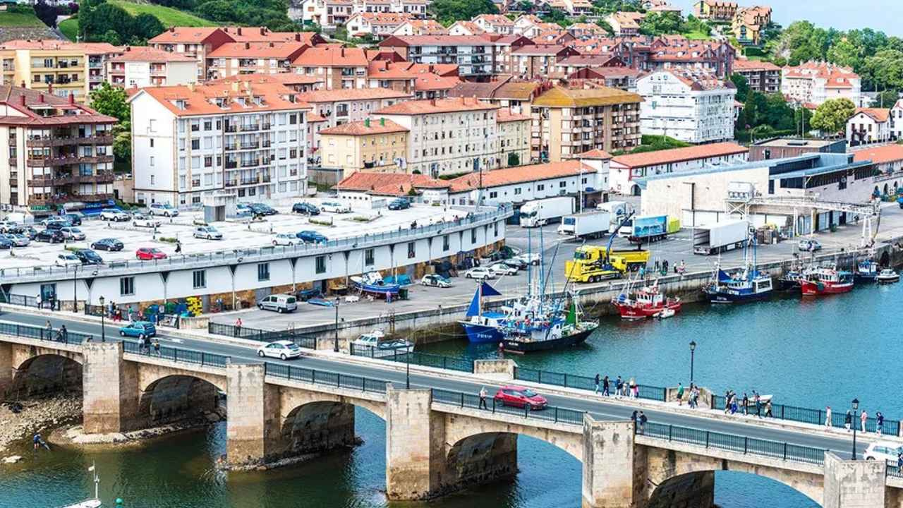 Vista de una localidad de Cantabria donde se convocan 100 plazas de empleado de servicios