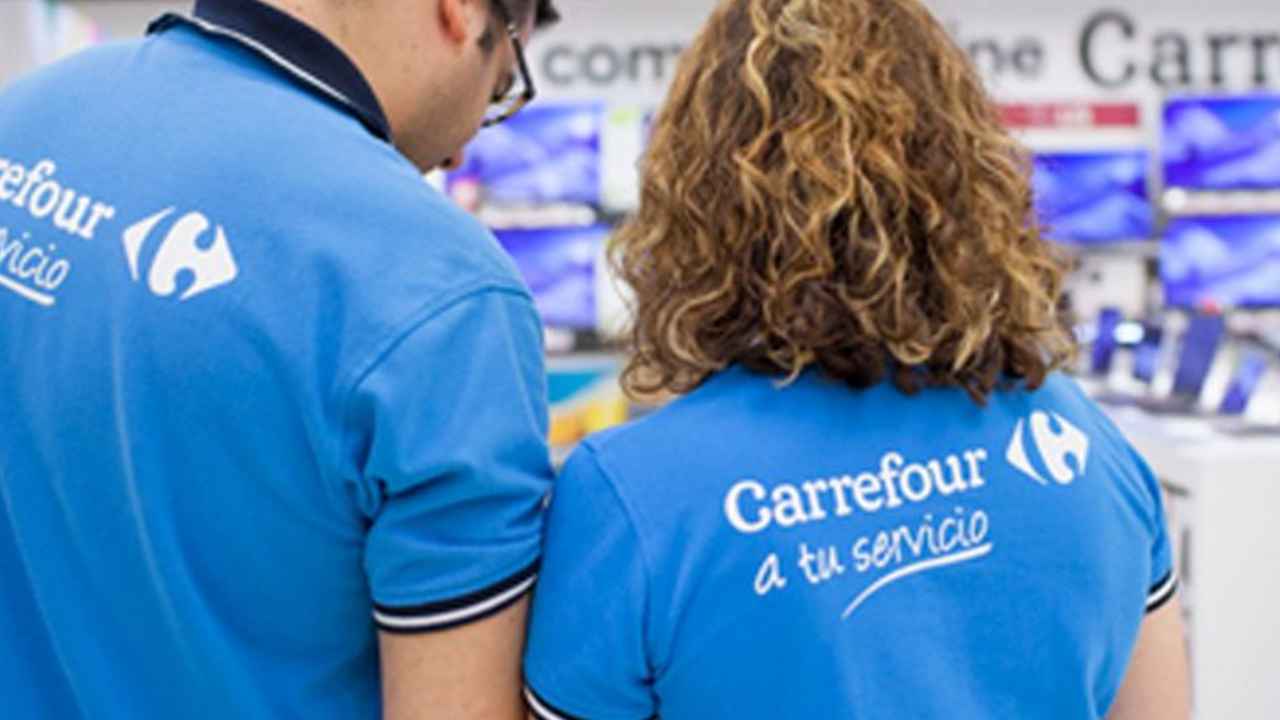 Dos empleados de Carrefour en el interior de un supermercado