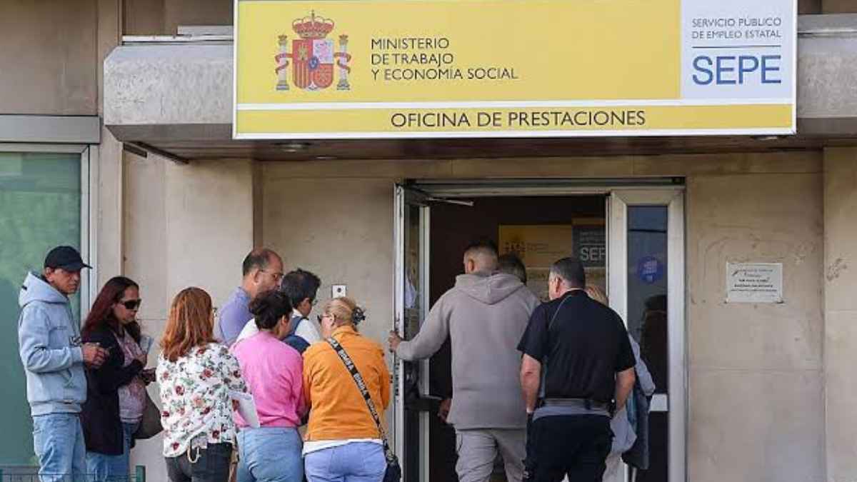 Trabajadores entrando en un centro de trabajo en España