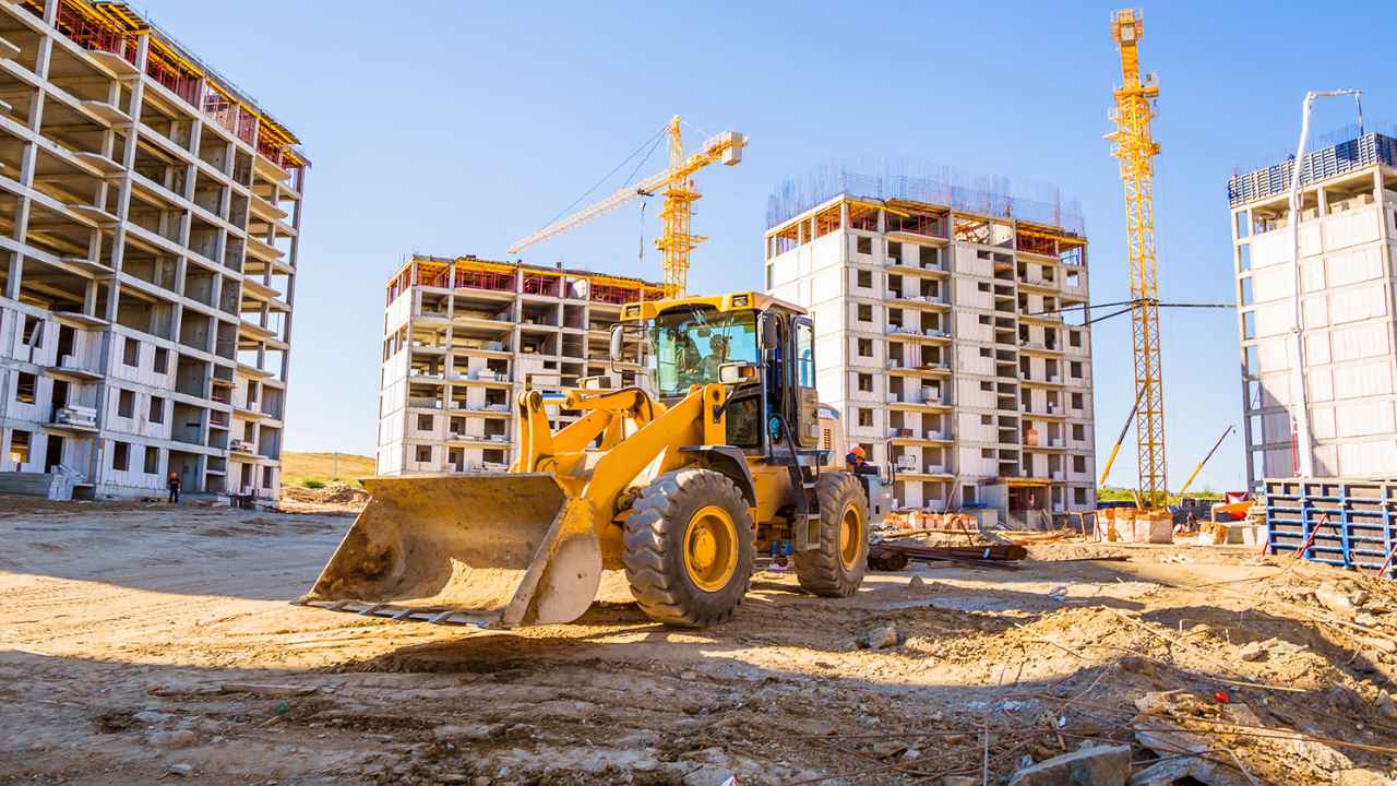 Construcción de viviendas asequibles con edificios residenciales en obras y maquinaria pesada