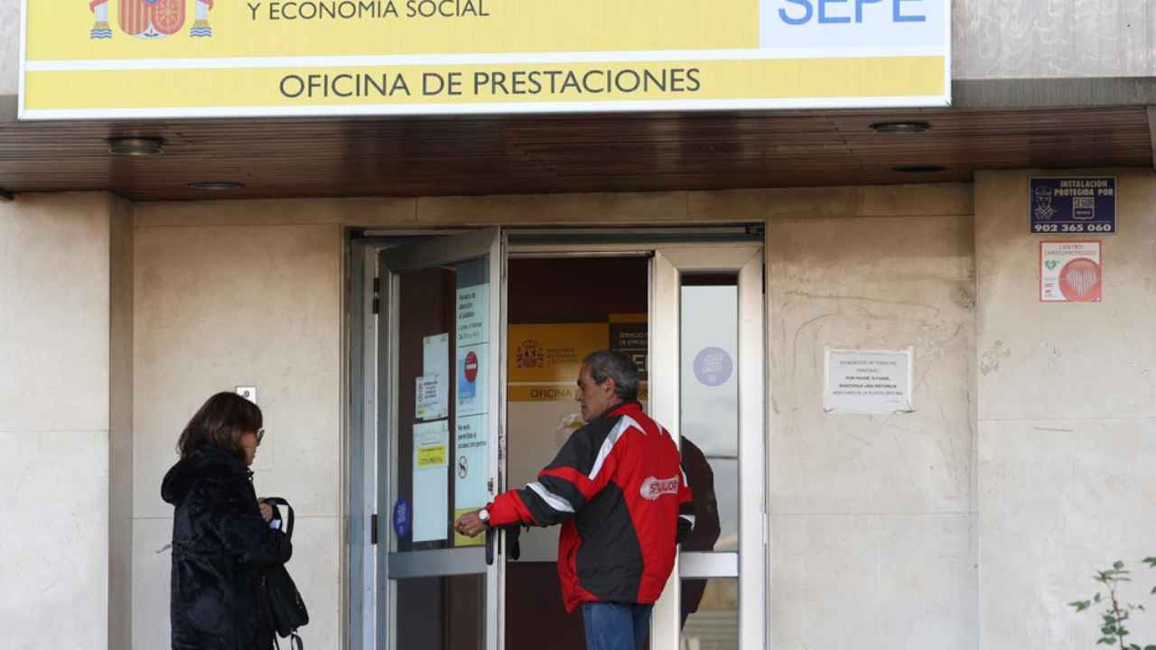Personas esperando ante una oficina de empleo del SEPE