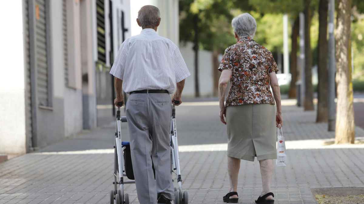 Pensionistas caminando por una calle de España