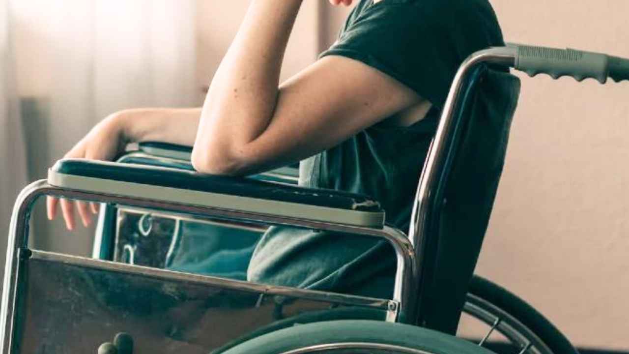 Pensionista en silla de ruedas relacionado con una resolución sobre discapacidad e incapacidad permanente