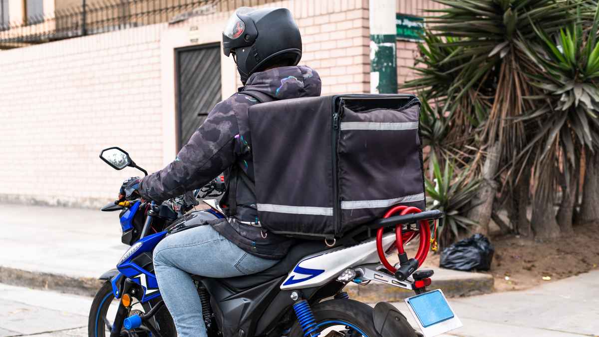Repartidor en moto realizando sus labores diarias